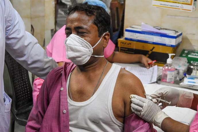 18 January 2021, India, Kolkata: A man receives the coronavirus (COVID-19) vaccine during a vaccination campaign a government hospital Photo: Debarchan Chatterjee/ZUMA Wire/dpa