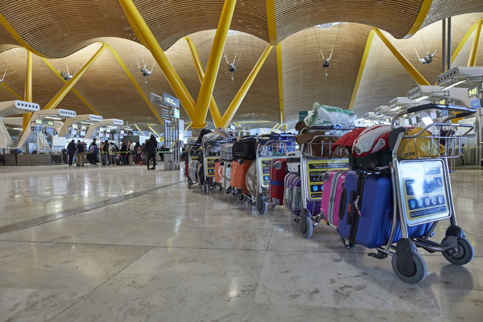 Una fila de maletas distribuidas en las instalaciones de la Terminal 4 del aeropuerto Madrid-Barajas Adolfo Suárez, en Madrid (España), a 12 de enero de 2021. 