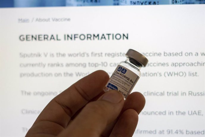 25 January 2021, Argentina, Firmat: A health worker holds an empty vial of the Russian Sputnik V coronavirus (COVID-19) vaccine after beeing applied to healthcare workers in the first line against COVID-19. Photo: Patricio Murphy/ZUMA Wire/dpa