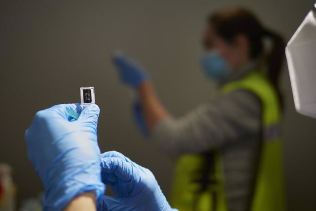 Dos trabajadoras sanitarias, en un dispositivo para administrar la vacuna contra la COVID-19