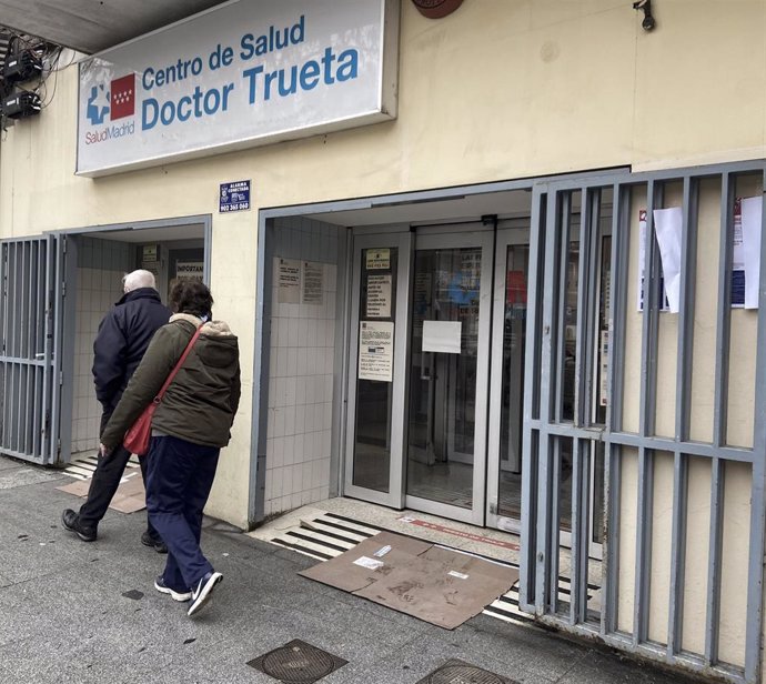 Un sanitario entra al centro de salud de la zona básica de salud (ZBS) de Doctor Trueta.