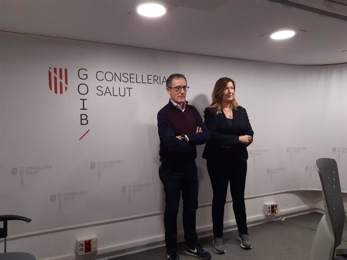 El portavoz del Comité Autonómico de Gestión de Enfermedades Infecciosas de Baleares, Javier Arranz, junto a la consellera de Salud, Patricia Gómez.