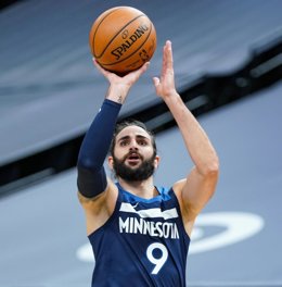 Ricky Rubio lanza a canasta con los Minnesota Timberwolves