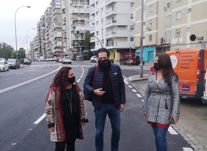 La delegada de Los Remedios, Encarnación Aguilar, visita la calle Santa Fe