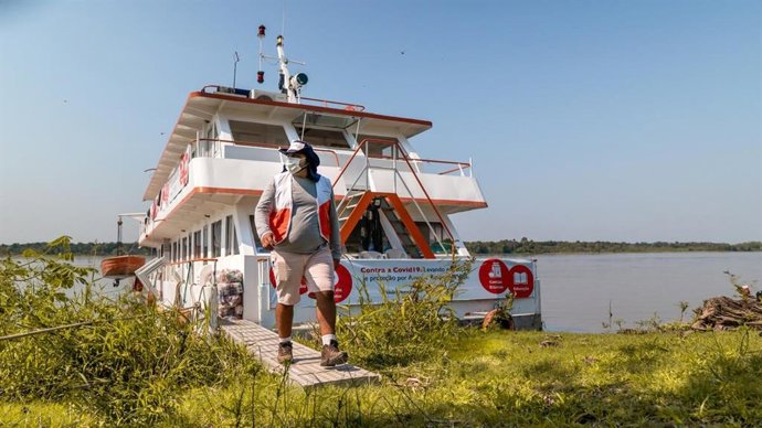 El barco solidario de World Vision, que ayuda a prevenir el coronavirus en regiones remotas del Amazonas, en una imagen cedida por la organización.