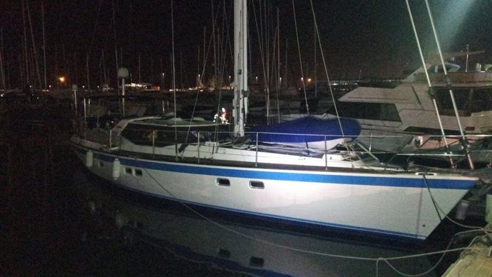 Los Bomberos extinguen un incendio en un velero de 17 metros en el puerto