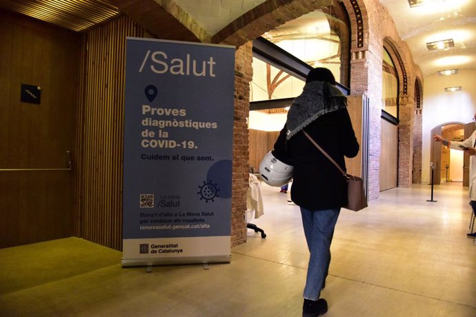 Persones entrant al Recinte Modernista de l'Hospital de Sant Pau per fer-se test d'antígens, a Barcelona, Catalunya (Espanya), 10 de desembre del 2020.