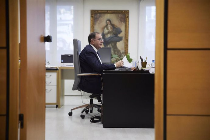El secretario general de Instituciones Penitenciarias, Ángel Luis Ortiz, en su despacho en una imagen de archivo