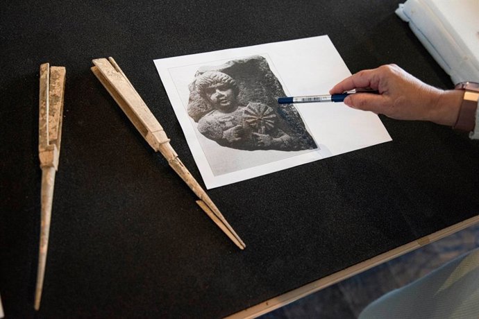 El abanico hallado, junto a una imagen funeraria en la que una mujer aparece con un paipái.