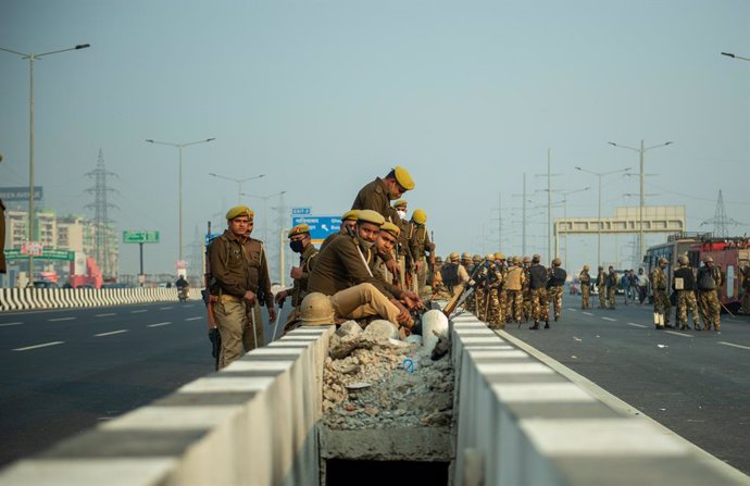 05 December 2020, India, New Delhi: A group of police personnel are seen during the demonstration where farmers still protest at Delhi-Uttar Pradesh border after the Fifth round of talks failed to make headway as the Government proposed another meeting 