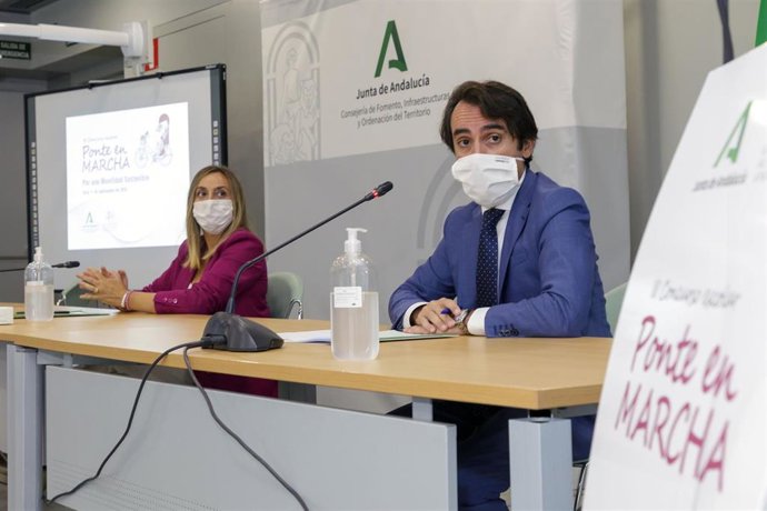 Entrega de premios del concurso Ponte en marcha con la consejera de Fomento, Infraestructuras y Ordenación del Territorio, Marifrán Carazo, y el viceconsejero, Mario Muñoz Atanet. (Foto de archivo).