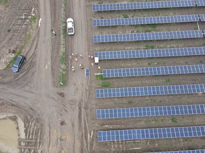 Paneles solares en Sanlúcar la Mayor.