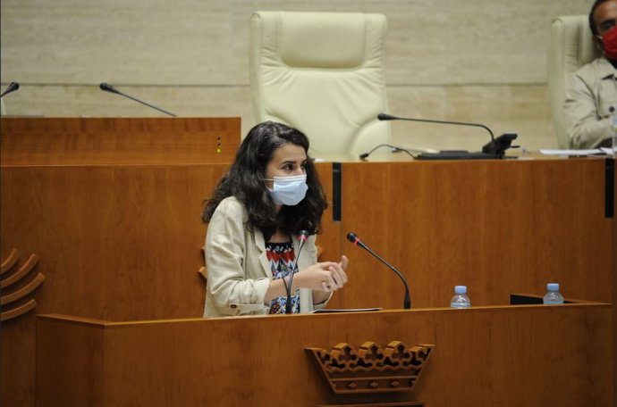 La portavoz de Unidas por Extremadura, Irene de Miguel, en la Asamblea.
