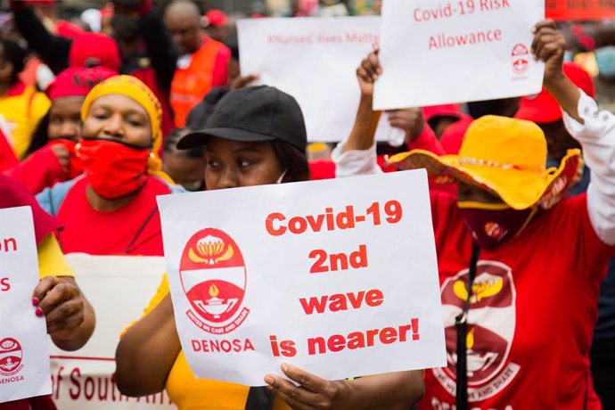 07 October 2020, South Africa, Pretoria: Members of the Congress of South African Trade Unions take part in a protest against the government latest economical decisions and in dealing with the coronavirus. Photo: Thabo Jaiyesimi/SOPA Images via ZUMA Wir