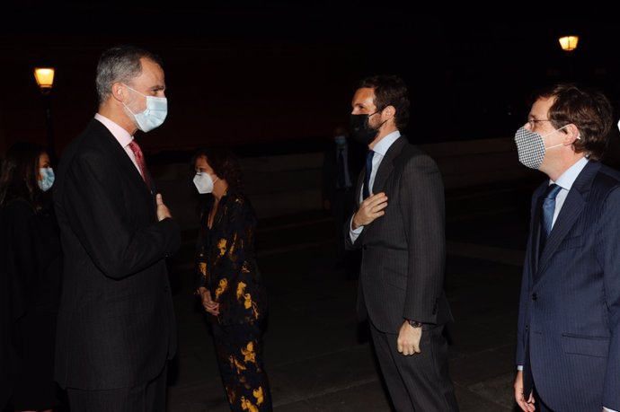 Los Reyes Felipe y Letizia saludan al presidente del PP, Pablo Casado y al alcalde de Madrid, José Luis Martínez-Almeida antes de la entrega del Premio de Periodismo 'Francisco Cerecedo', en el Museo del Prado Madrid (España), a 18 de noviembre de 2020.