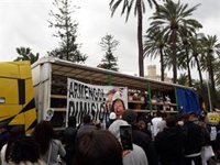 Un centenar de coches y unas 1.000 personas acuden en Palma a la marcha para exigir la reapertura de la hostelería