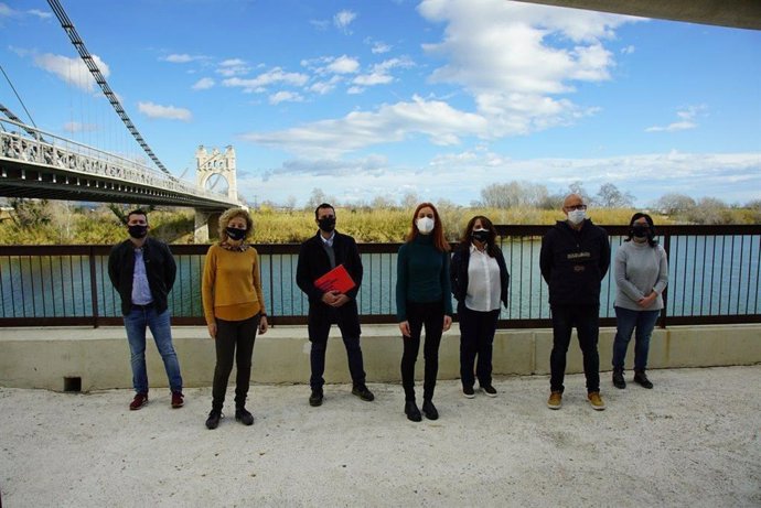 La candidata de los comuns a la Presidencia de la Generalitat, Jéssica Albiach, junto con miembros de su candidatura