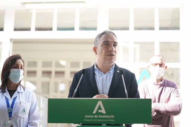 El consejero de la Presidencia, Administración Pública e Interior, Elías Bendodo, visita el centro Guadalmedina en el Hospital Civil de Málaga