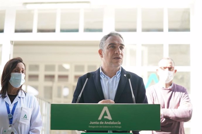 El consejero de la Presidencia, Administración Pública e Interior, Elías Bendodo, visita el centro Guadalmedina en el Hospital Civil de Málaga
