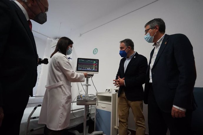 El consejero de la Presidencia y portavoz del Gobierno andaluz, Elías Bendodo, en una visita al Hospital Regional de Málaga.