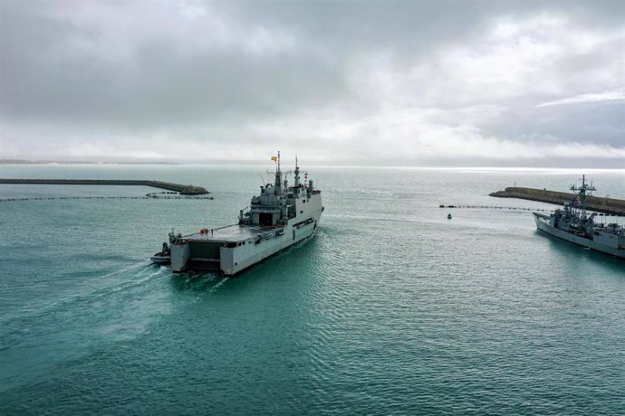 El buque de asalto anfibio 'Castilla' zarpa desde Rota para incorporarse a la Operación Atalanta en el Índico.