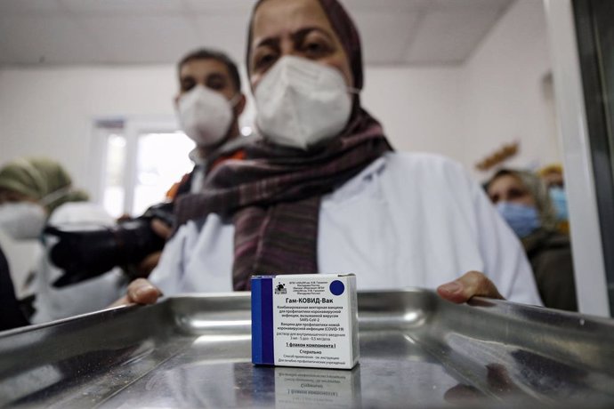 30 January 2021, Algeria, Blida: A medic carries a tray with a pack of vials containing the Russian-made Sputnik V COVID-19 vaccine at a clinic in Blida, a city located nearly 50 kilometres west of capital Algiers, where Algeria launched a national vacc
