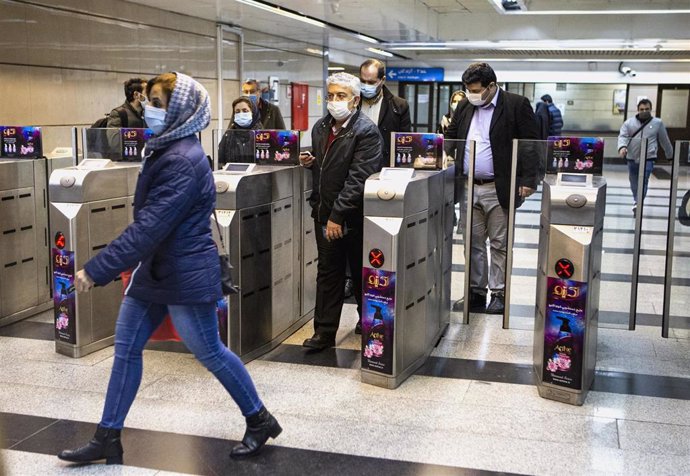 Personas con mascarilla en el metro de Teherán