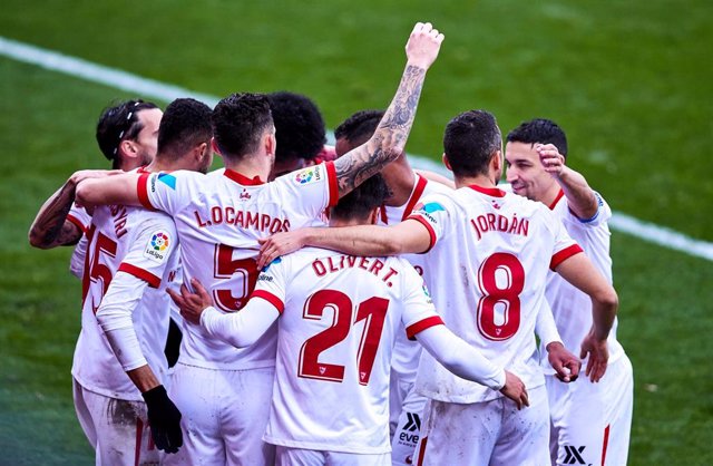 Lucas Ocampos, rodeado de sus compañeros, celebra el primer gol del Sevilla en Ipurua