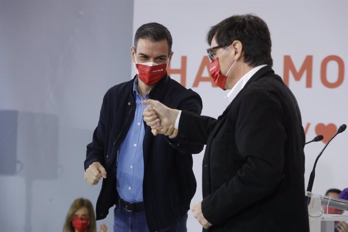 El presidente del Gobierno, Pedro Sánchez, junto al candidato del PSC a las elecciones, Salvador Illa
