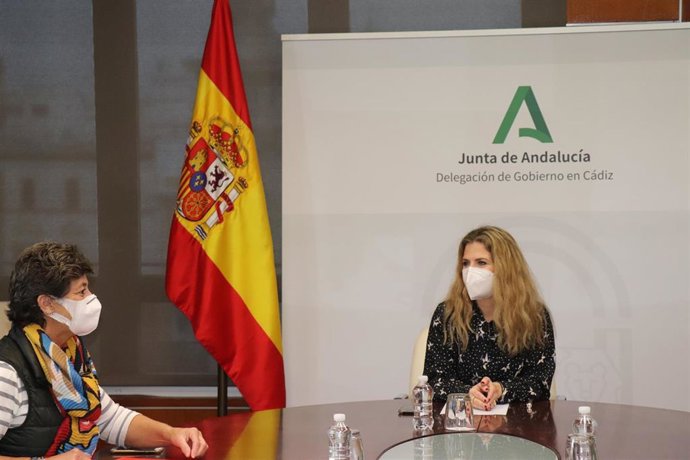 La delegada del Gobierno de la Junta en Cádiz, Ana Mestre, en una reunión con la presidenta del Ilustre Colegio Oficial de Veterinarios de Cádiz.