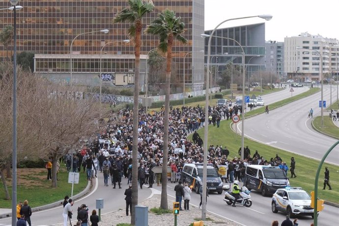 Unas 1.000 personas a pie se manifiestan en Palma para exigir la reapertura de la hostelería. A  fecha de sábado 30 de enero de 2021.