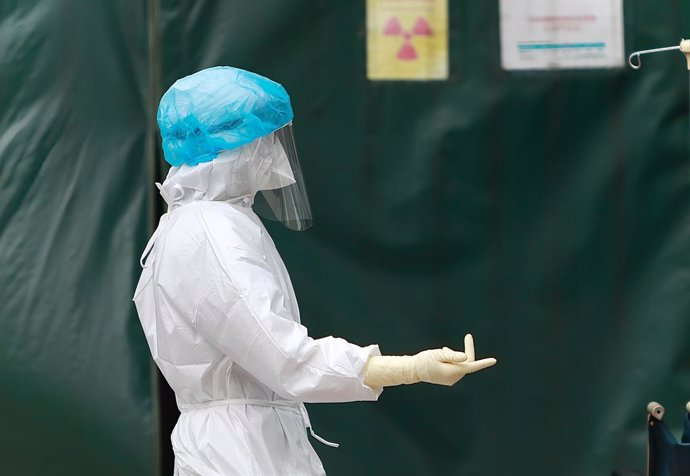 Un trabajador sanitario con protección para el coronavirus en el Hospital General de Taoyuan, en Taiwán