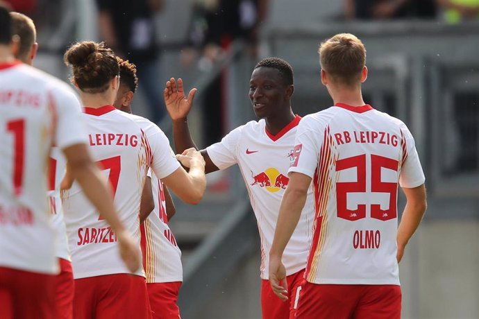 Amadou Haidara celebra un gol con sus compañeros del Red Bull Leipzig