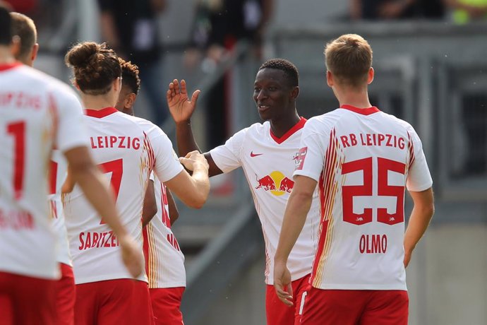 12 September 2020, Bavaria, Nuernberg: Leipzig's Amadou Haidara (C) celebrates with his teammates after scoring his side's first gola of the game during the German Cup DFB-Pokal first round soccer match between 1. FC Nuremberg and RB Leipzig at Max-Morl
