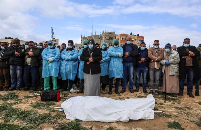 28 January 2021, Palestinian Territories, Deir Al-Balah: People perform funeral prayer for Palestinian Kamal Abu Amra 57, who died of the coronavirus (COVID-19) in Deir al-Balah, central of Gaza Strip. Photo: Ashraf Amra/APA Images via ZUMA Wire/dpa