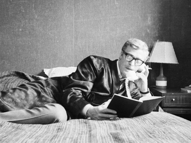 Persona anónima leyendo