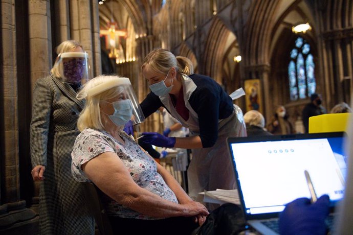 15 January 2021, England, Lichfield: Members of the public receive their Oxford/AstraZeneca COVID-19 vaccine at Lichfield Cathedral. Photo: Jacob King/PA Wire/dpa
