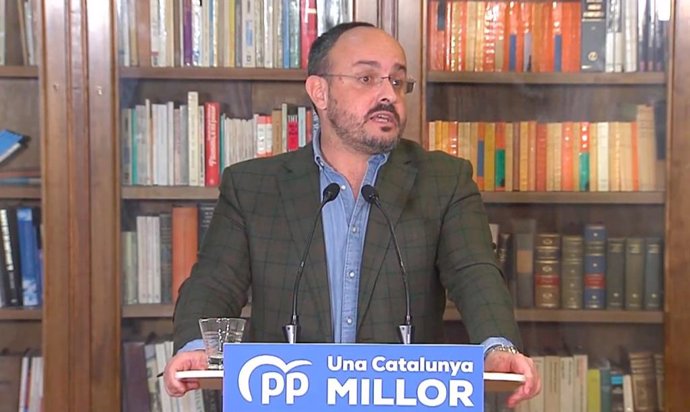 El candidato del PP a las elecciones catalanas, Alejandro Fernández, en un acto en Vilanova i la Geltrú (Barcelona)