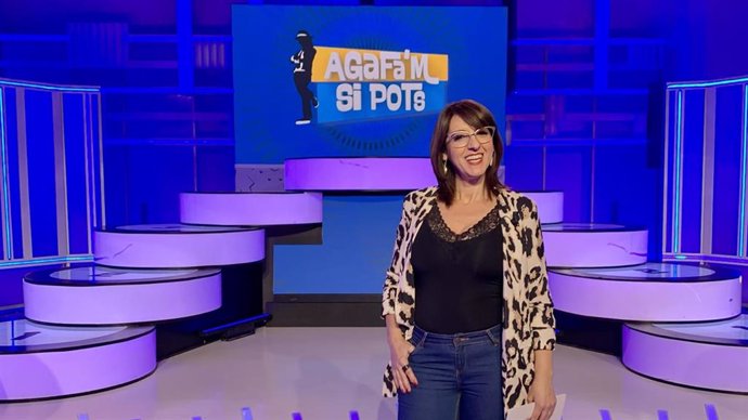 Llum Barrera es la presentadora de 'Agafa'm si pots' en IB3 Televisió.