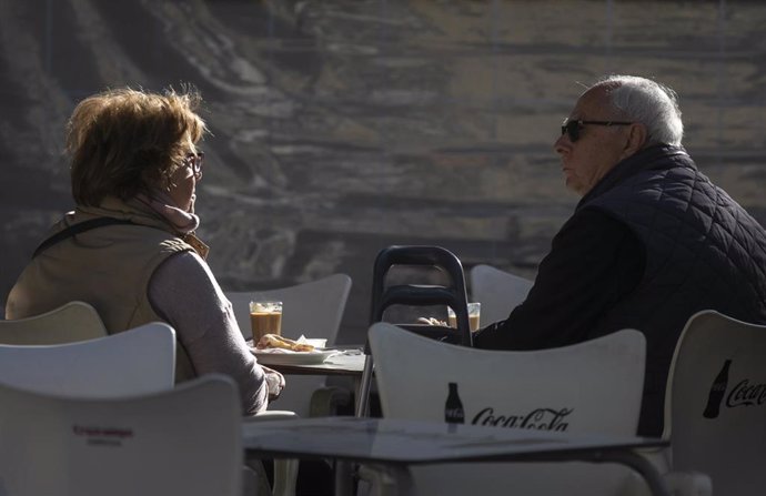 Dos personas en la terraza de un bar