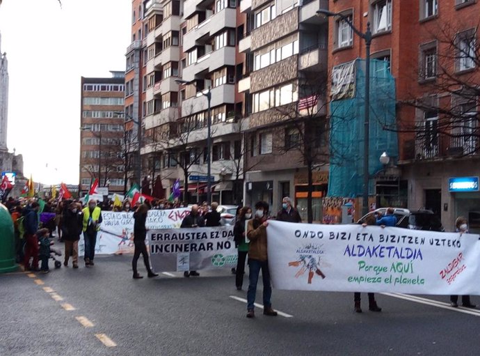 Manifestación en Bilbao de la iniciativa U30 Aldaketaldia