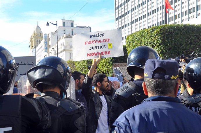 Antidisturbios en una manifestación durante las protestas sociales en Túnez