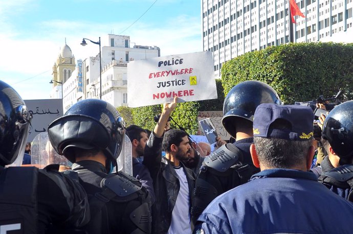 Antidisturbios en una manifestación durante las protestas sociales en Túnez
