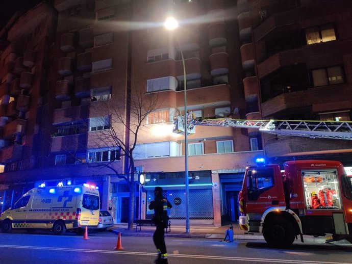 Bomberos rescatan a un hombre, positivo por Covid, que se había caído en su domicilio en Logroño