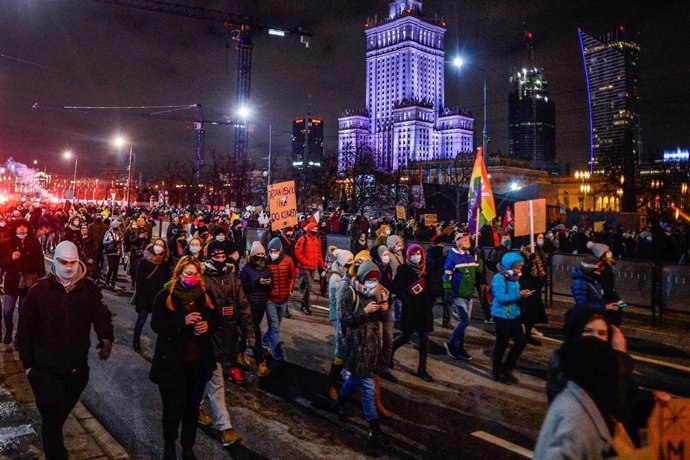 Manifestantes en Polonia durante la primera jornada de protestas contra la prohibición del aborto