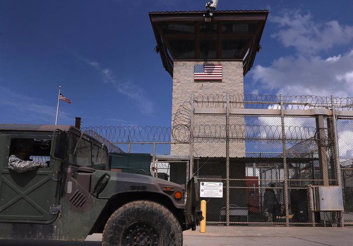 Un vehículo militar de EEUU frente a la torre de control en el centro de detención en la Bahía de Guantánamo