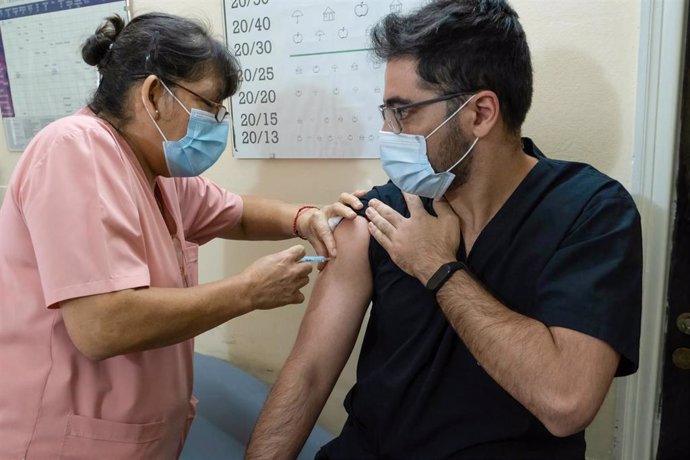 Un sanitario argentino recibe una dosis de la vacuna rusa Sputnik V en el Hospital General San Martin en Firmat (Argentina)  