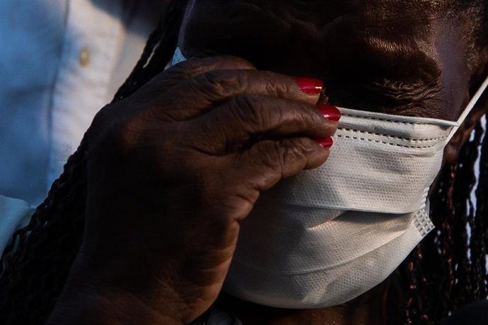 Terezinha da Conceicao, de 80 años, llora tras recibir la primera dosis de la vacuna contra el coronavirus de Coronavac.