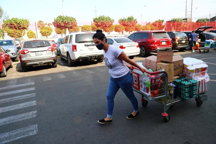 Los supermecados de Lima han tenido grandes colas antes del confinamiento.