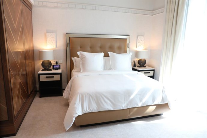 Interior de una habitación del hotel Four Seasons Madrid, ubicado en el Centro Canalejas, en Madrid (España), 